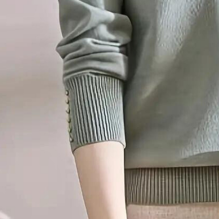 Katiya - Perlebesat sweater med V-hals til kvinder