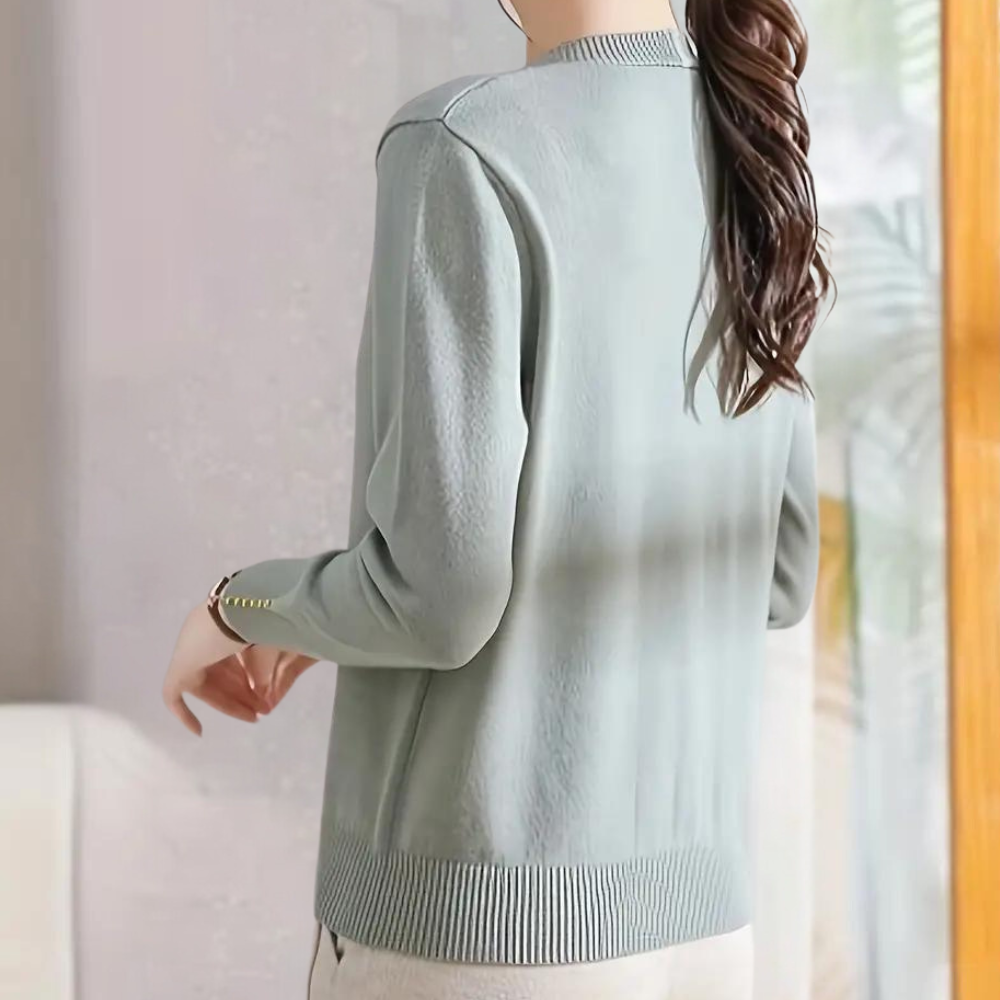 Katiya - Perlebesat sweater med V-hals til kvinder