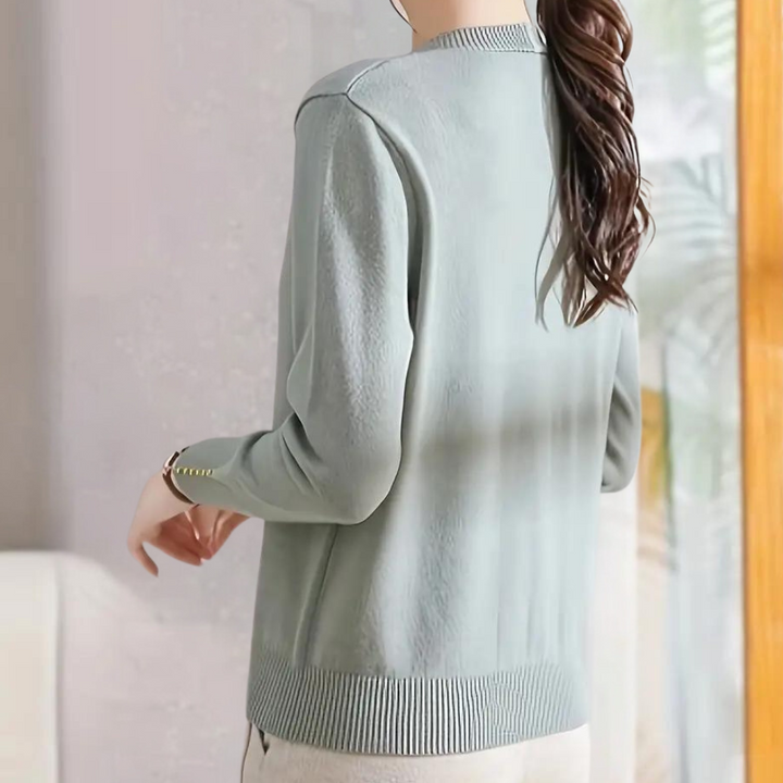 Katiya - Perlebesat sweater med V-hals til kvinder