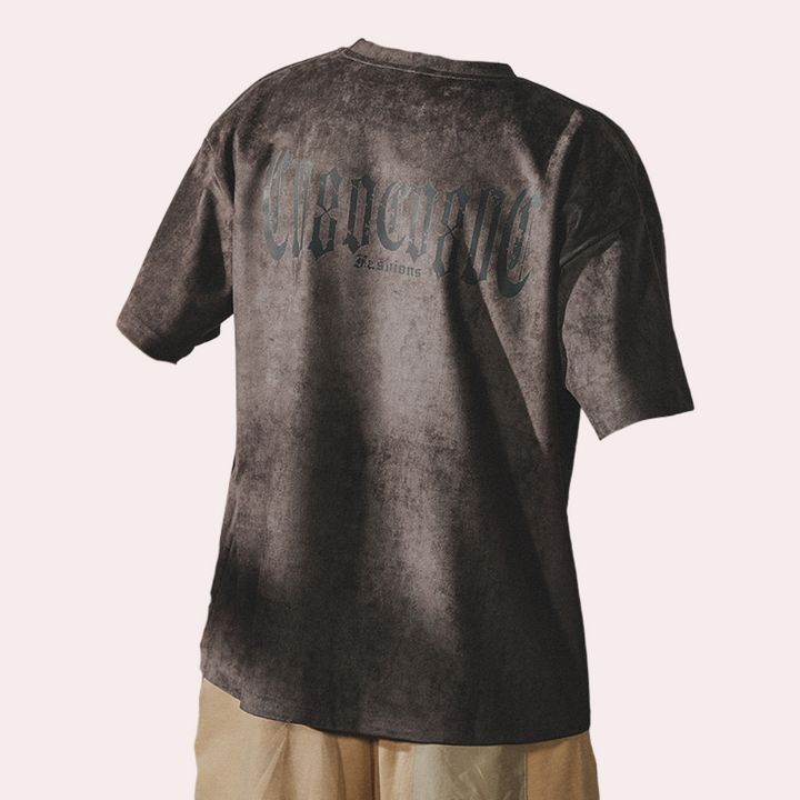 T-shirt til mænd med diskret skrifttryk